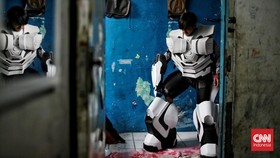 FOTO: Perajin Kostum Superhero Mulai Bangkit dari Keterpurukan