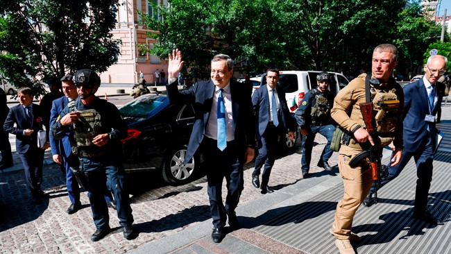 Presiden Prancis Emmanuel Macron, Kanselir Jerman Olaf Scholz, dan Perdana Menteri Italia Mario Draghi tiba di Kyiv pada Kamis (16/6).