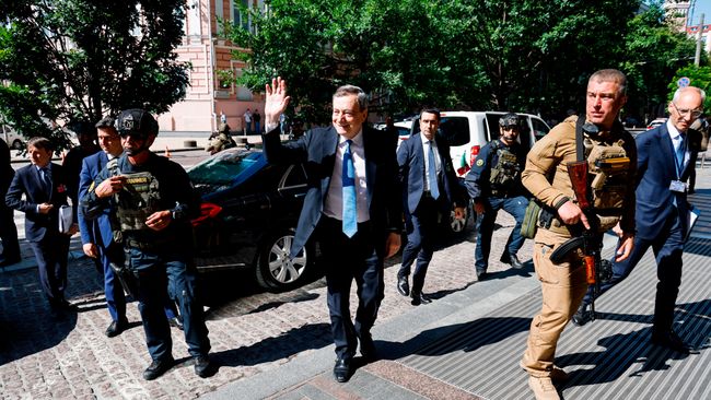 Pemimpin Prancis, Jerman, dan Italia Kunjungi Kyiv Dukung Ukraina Presiden Prancis Emmanuel Macron, Kanselir Jerman Olaf Scholz, dan Perdana Menteri Italia Mario Draghi tiba di Kyiv pada Kamis (16/6).