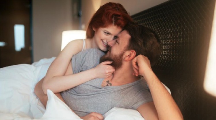Posisi seks woman on top menjadi salah satu gaya bercinta favorit wanita. Tahukah Bunda kalau posisi ini bisa berbahaya dan tak disarankan dalam Islam?