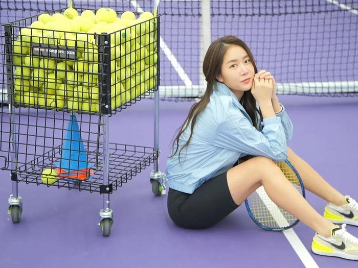 Potret Soyou bersiap melakukan olahraga tenis yang baru-baru ini populer di Korea. (Foto: instagram.com/soooo_you)