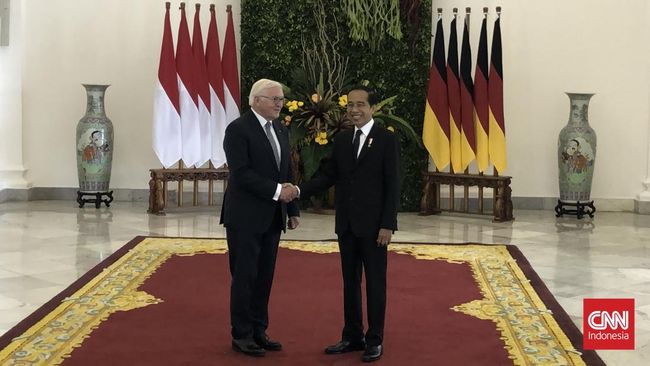 Presiden Jerman berziarah ke makam eks presiden ketiga Indonesia, BJ Habibie di Taman Makam Pahlawan Kalibata dan berkunjung ke Candi Borobudur.