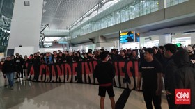 Sambut Timnas, Suporter Nyanyi Indonesia Raya Bikin Merinding