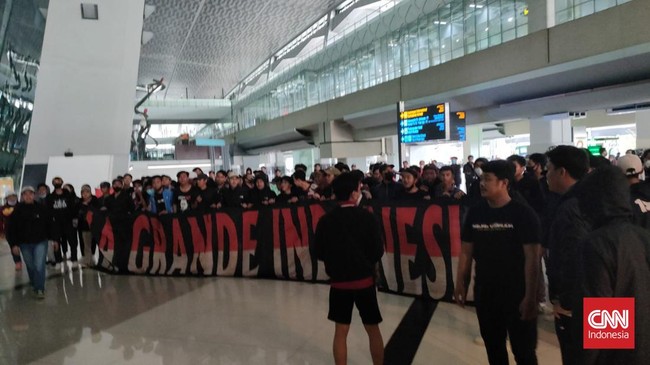 Aksi suporter yang menyanyikan lagu Indonesia Raya saat menyambut kedatangan Timnas Indonesia di Terminal 3 Bandara Soekarno Hatta bikin merinding.