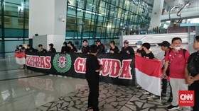 Sambut Timnas Indonesia di Bandara, Suporter Tak Ingin STY Diganti