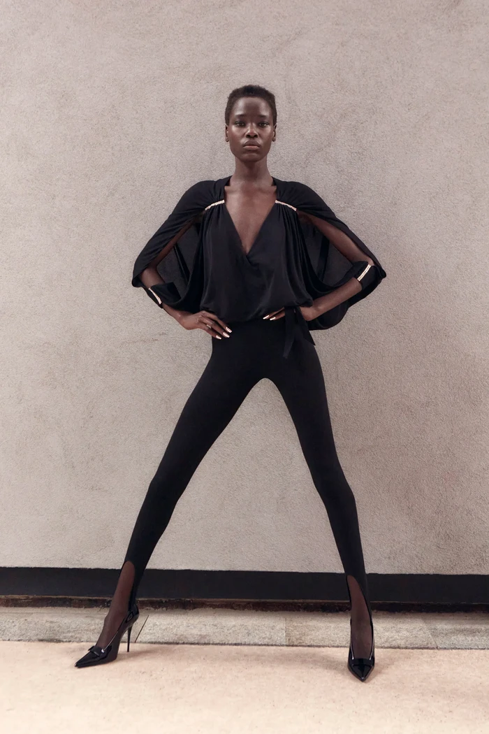 Simpel namun sarat statement lewat kombinasi legging dan atasan lengan yang flowy atau batwing sleeves. Foto: Courtesy of Saint Laurent