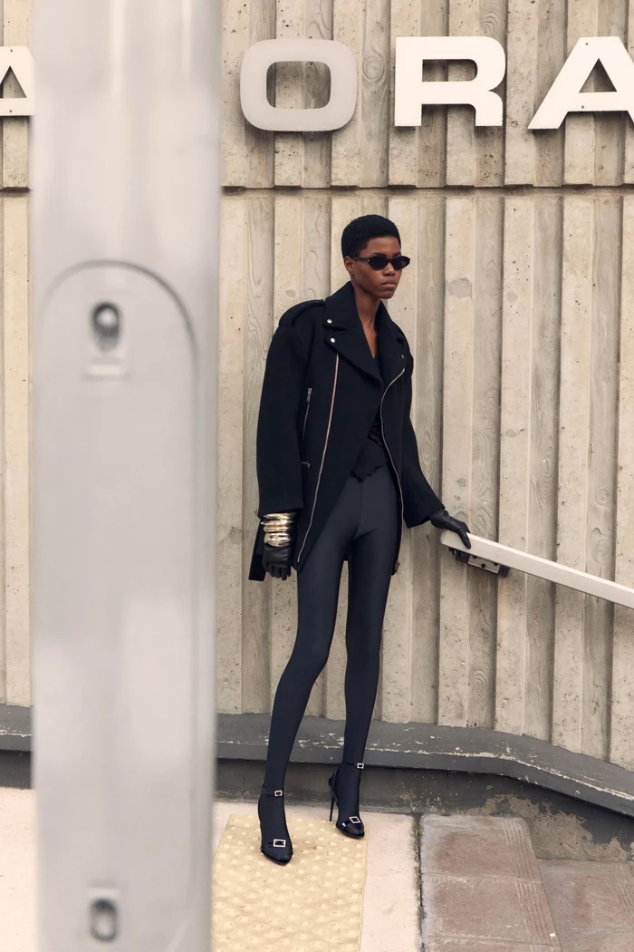 Lupakan jeans, saatnya bereksplorasi dengan legging. Pilih warna gelap dan padukan bersama biker jacket dan blus serba hitam. Foto: Courtesy of Saint Laurent