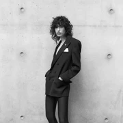 Saint Laurent Hadirkan Ide Tampil Seksi dan Formal dengan Busana Serba Hitam di Koleksi Terbaru