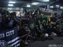 Jelang Persebaya Vs Persib, Ratusan Bonek Tiba di Bandung