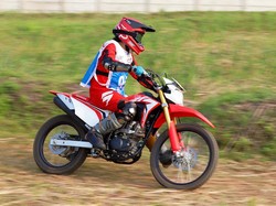 Jangan Pakai Sandal Jepit saat Naik Motor, Apalagi Motor Trail!