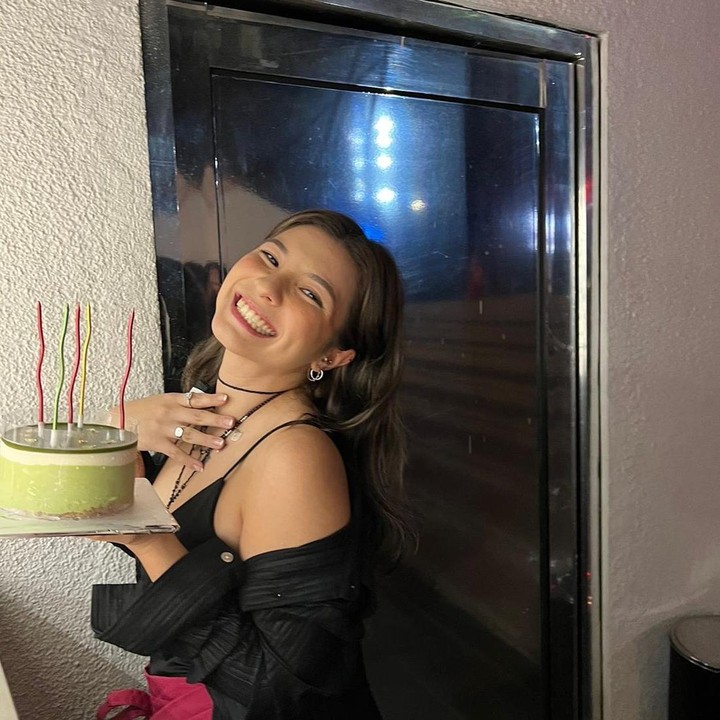 <p>Putri dari pernikahan Wulan Guritno dan Attila Syach ini lahir pada 24 Juni 1998. Artinya, dalam waktu dekat ia akan genap berusia 23 tahun, nih.(Foto: Instagram @sharazaaa)<br /><br /><br /></p>