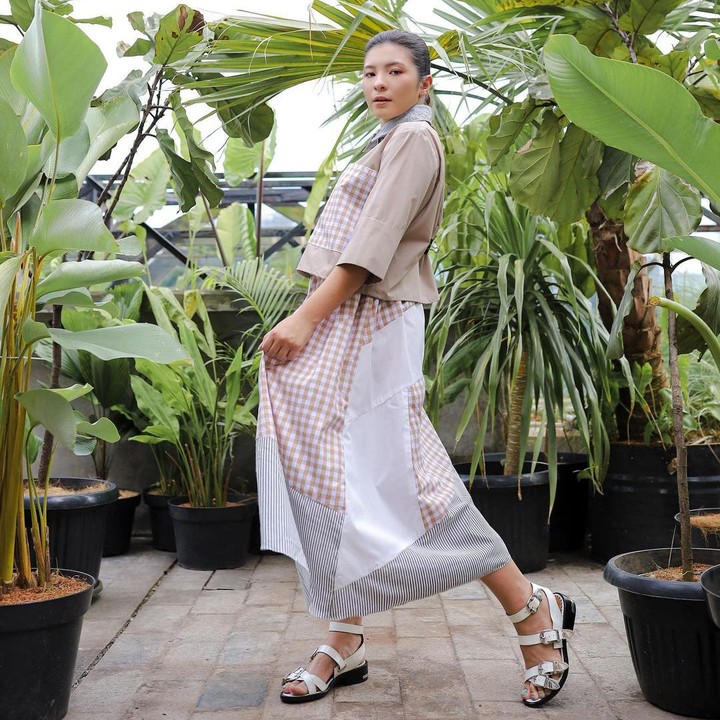 <p>Shalom Razade mengikuti jejak karier kedua orang tuanya nih, Bunda. Ia sudah berkecimpung di perfilman sejak beberapa tahun yang lalu.(Foto: Instagram @sharazaaa)<br /><br /><br /></p>