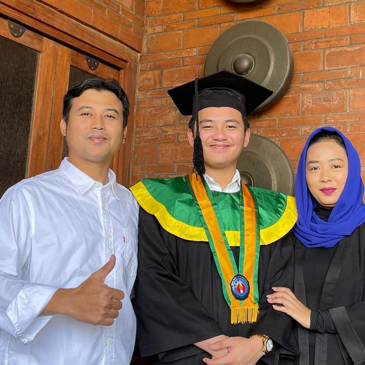 <p>Soimah, penyanyi sekaligus pembawa acara ini juga baru saja menemani putra sulungnya wisuda SMA. Ia pilih gunakan busana hitam lengkap dengan kerudung biru berfoto di samping Aksa Uyun. (Foto: Instagram @showimah)</p>