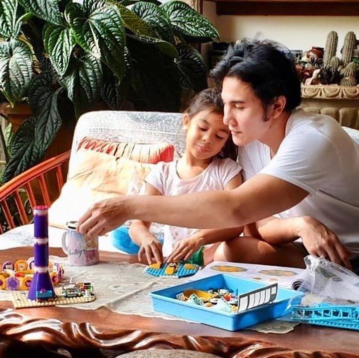 <p>Tak hanya itu, Vino juga dengan senang hati menemani buah hatinya bermain lego. <em>Bonding time</em> antara Vino dan Jizzy sering kali membuat netizen ikut <em>baper.</em> (Foto: Instagram @vinogbastian__)</p>