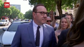 VIDEO: Kevin Spacey Tiba di London untuk Hadapi Dakwaan Pelecehan