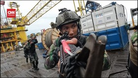 VIDEO: Momen Pasukan Kopaska Bebaskan Sandera di Anjungan Lepas Pantai