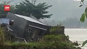 VIDEO: Momen Puluhan Bangunan dan Jalan Ambruk Akibat Abrasi