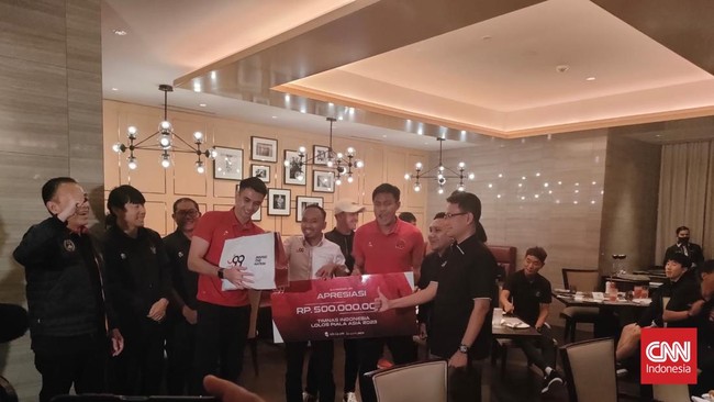 Segenap pemain, pelatih, dan ofisial Timnas Indonesia diguyur bonus Rp2 miliar oleh PSSI dan pihak sponsor karena lolos ke Piala Asia 2023.