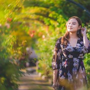 Kiat Memilih Maxi Dress untuk Perempuan Bertubuh Curvy Agar Tampil Anggun dan Menawan