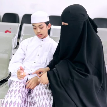 Umi Pipik Ngilu dan Deg-degan Lihat Jari Sang Putra Dijahit karena Ini