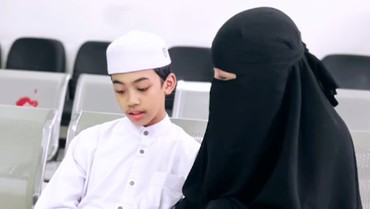 img-title Umi Pipik Ngilu dan Deg-degan Lihat Jari Sang Putra Dijahit karena Ini