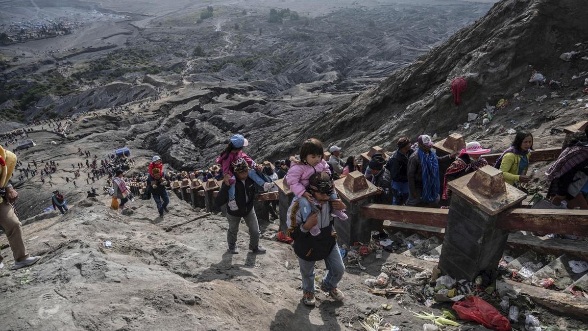 FOTO: Khusyuk Yadnya Kasada Upacara Sakral Suku Tengger di Bromo