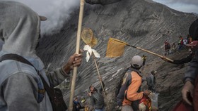 FOTO: Khusyuk Yadnya Kasada Upacara Sakral Suku Tengger di Bromo