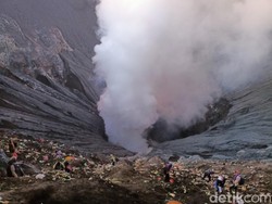 Larung Sesaji ke Kawah Bromo Tutup Yadnya Kasada 2022
