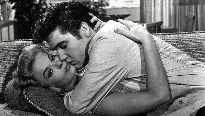 Kino. Rhythmus Hinter Gittern, Jailhouse Rock, Rhythmus Hinter Gittern, Jailhouse Rock, Anne Newland, Elvis Presley Nach seiner Freilassung kann Vince (Elvis Presley) große Erfolge feiern - nicht nur als Sänger... Anne Newland als Laury Jackson, 1957. (Photo by FilmPublicityArchive/United Archives via Getty Images)