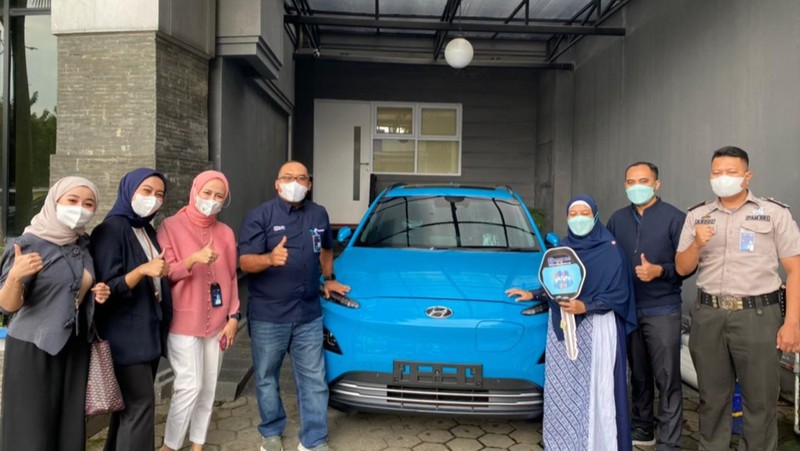 Nasabah Bank Rakyat Indonesia (BR)I, Folis Nofita (38) berhasil mendapatkan undian berhadiah 1 mobil listrik Hyundai Kona EV.