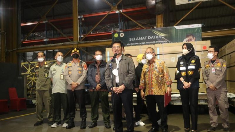 Menteri Pertanian Syahrul Yasin Limpo (Mentan SYL) menerima secara langsung kedatangan vaksin PMK tahap kedua di Bandara Internasional Soekarno-Hatta.