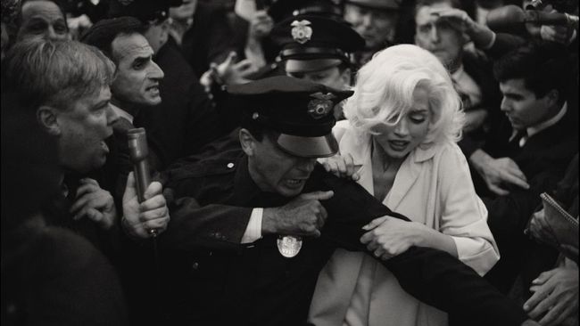 Review Blonde: alur cerita, konflik, hingga lini masa dalam film ini tidak 100 persen mengikuti ataupun sesuai dengan kehidupan Marilyn Monroe.