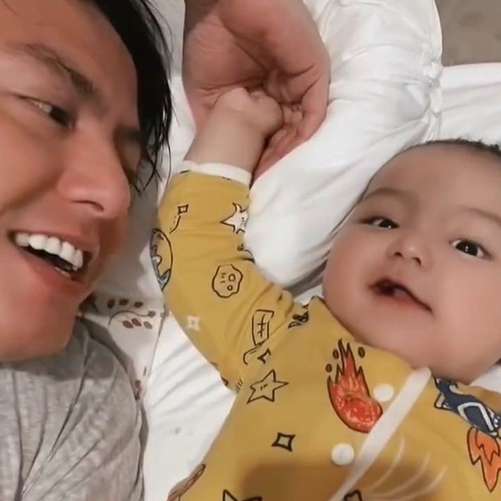 <p>Roger Danuarta juga iseng banget lho, dengan anak-anak. Ketika sedang momong Si Kecil, ia kerap menggelitik dan menggodanya hingga membuat mereka tertawa. (Foto: Instagram @shaquillekailidanuarta)</p>