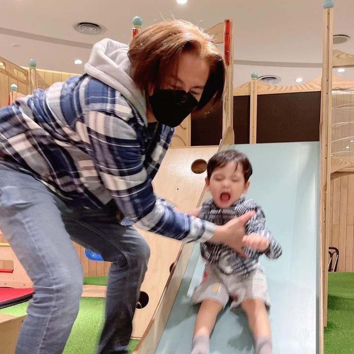 <p>Enggak cuma menjaga Shaquille di rumah, ia juga kerap membawanya pergi jalan-jalan. Tengok saja keseruan Ayah dan anak ini. (Foto: Instagram @shaquillekailidanuarta)</p>