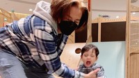 <p>Enggak cuma menjaga Shaquille di rumah, ia juga kerap membawanya pergi jalan-jalan. Tengok saja keseruan Ayah dan anak ini. (Foto: Instagram @shaquillekailidanuarta)</p>