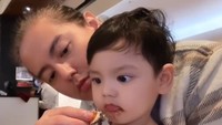 <p>Hal itu membuat Roger Danuarta turun langsung mengasuh anak-anaknya bersama Cut Meyriska. (Foto: Instagram @shaquillekailidanuarta)</p>