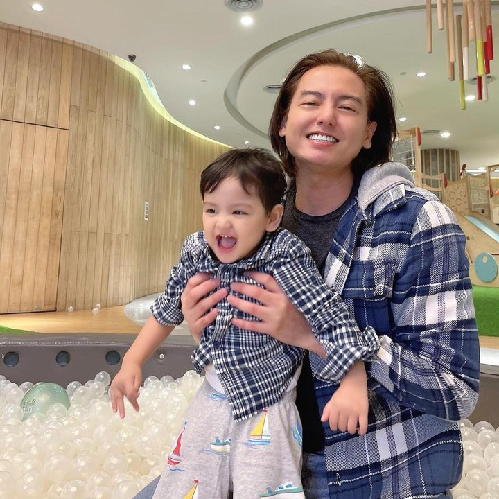 <p>Roger Danuarta sangat dekat dengan Shaquille karena membesarkan putranya sendiri. Ia dan Cut Meyriska tak menyewa jasa pengasuh anak lagi. (Foto: Instagram @shaquillekailidanuarta)</p>