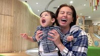 7 Potret Manis Roger Danuarta Bantu Cut Meyriska Urus Anak Tanpa Pengasuh