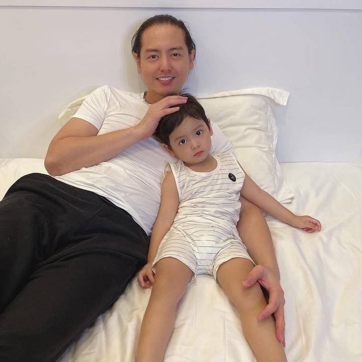 <p>Putra sulung Roger Danuarta dan Cut Meyriska, Shaquille Kali telah tumbuh besar. Ia tumbuh menjadi anak yang lengket dengan sang Ayah, nih. (Foto: Instagram @rogerojey)</p>