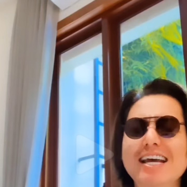 <p>Ketika Cut Meyriska harus pergi, Roger dengan senang hati menjaga anak-anak di rumah. Biasanya, ia akan mengajak sang putra membuat video lucu, nih. Ada-ada saja ya, tingkahnya. (Foto: Instagram @rogerojey)</p>