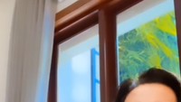 <p>Ketika Cut Meyriska harus pergi, Roger dengan senang hati menjaga anak-anak di rumah. Biasanya, ia akan mengajak sang putra membuat video lucu, nih. Ada-ada saja ya, tingkahnya. (Foto: Instagram @rogerojey)</p>