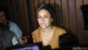 img-title Anak Nikita Mirzani Gemetar Sampai Nangis Saat Polisi Geledah Rumah