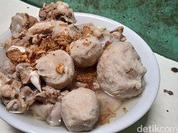 Viral Bakso Tulang di Dekat Halte Permata Hijau, Isinya Melimpah!