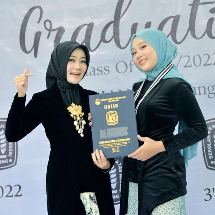 <p>Atalia Praratya juga menjadi sumber kebahagiaan Zara di hari wisuda. Ia tak lupa mengabadikan potret bersama sang putri yang kini telah lulus. (Foto: Instagram @ataliapr)</p>