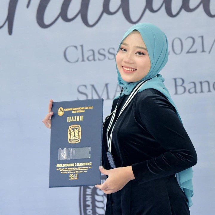 <p>Putri Gubernur Jawa Barat Ridwan Kamil dan Atalia Praratya, Camillia Laetitia Azzahra, tengah berbahagia. Ia baru saja melaksanakan wisuda kelulusan, Bunda. (Foto: Instagram @ataliapr)</p>