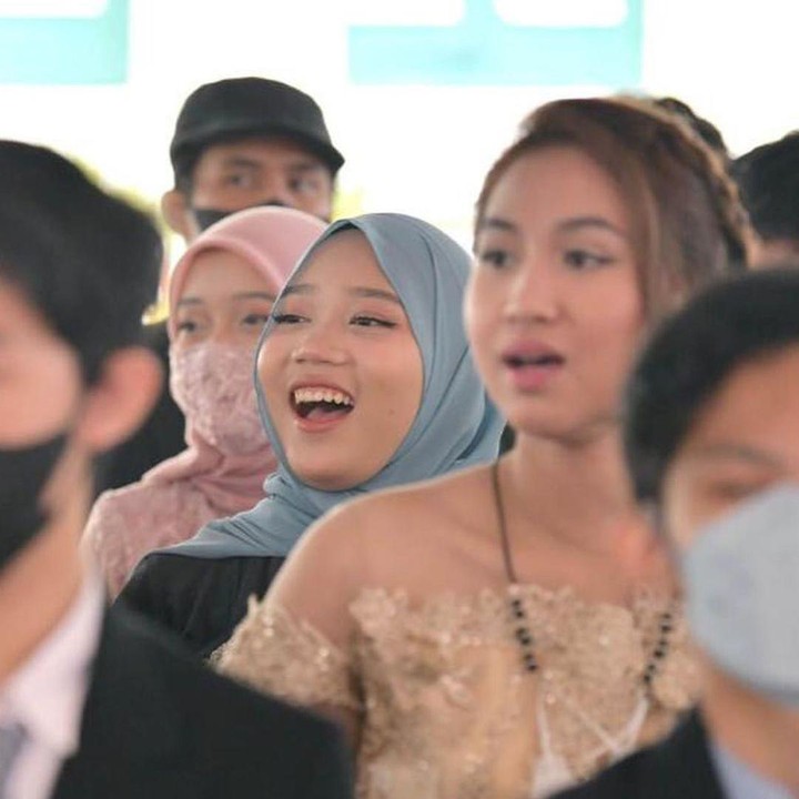 <p>Sepanjang acara wisuda, senyuman tampak terpasang terus di wajah Zara. Kesedihannya seakan telah sirna, Bunda. (Foto: Instagram @ataliapr)</p>