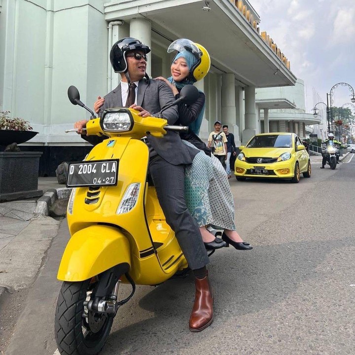 <p>Melihat putrinya sudah lulus, Ridwan Kamil dan Atalia sangat bangga dengan pencapaian Zara. Apalagi, Zara terpilih menjadi salah satu murid berprestasi, lho. Selesai acara, Ridwan Kamil mengajak putrinya berkeliling Bandung naik vespa sebagai bentuk kasih sayang. (Foto: Instagram @ataliapr)</p>