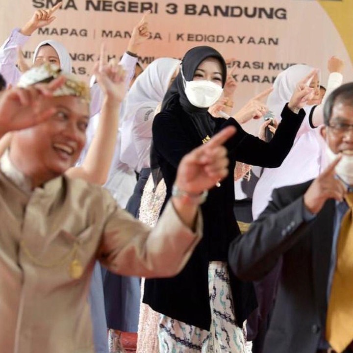 <p>Atalia Praratya juga tak segan maju ke depan untuk berjoget bersama orang tua murid. Mereka memeriahkan acara tersebut. (Foto: Instagram @ataliapr)</p>