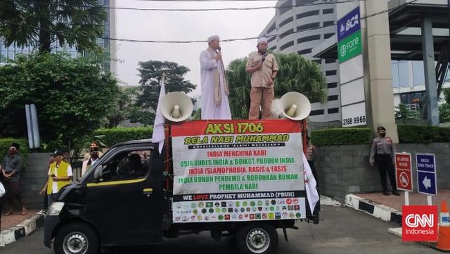 Menantu eks Imam Besar FPI Rizieq Shihab dan Sekretaris Dewan Syuro PA 212 hadir menyampaikan orasi dalam demonstrasi depan Kedubes India.
