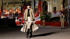 FOTO: Flamenco Meet Parisian Chic ala Dior